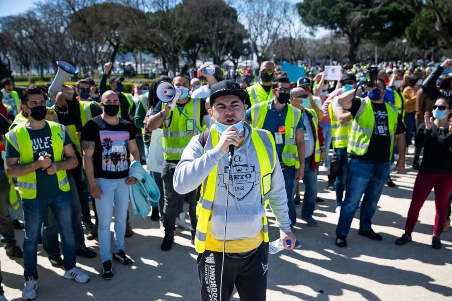 Centenas de trabalhadores da Groundforce em Belém gritam pelos salários