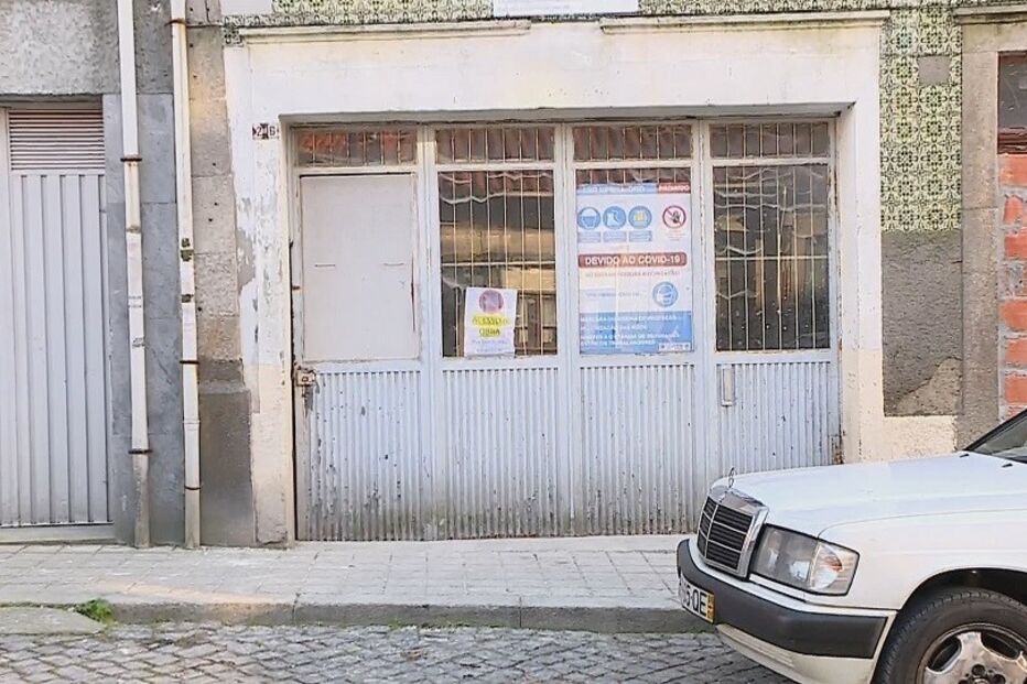 Pelo menos dois soterrados em queda de parede de prédio em construção no Porto