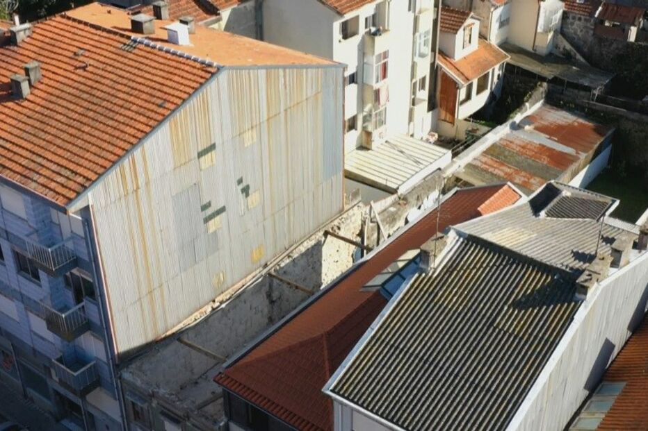 Pelo menos dois soterrados em queda de parede de prédio em construção no Porto
