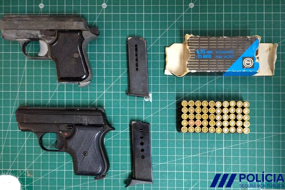 Foram apreendidas armas aos suspeitos