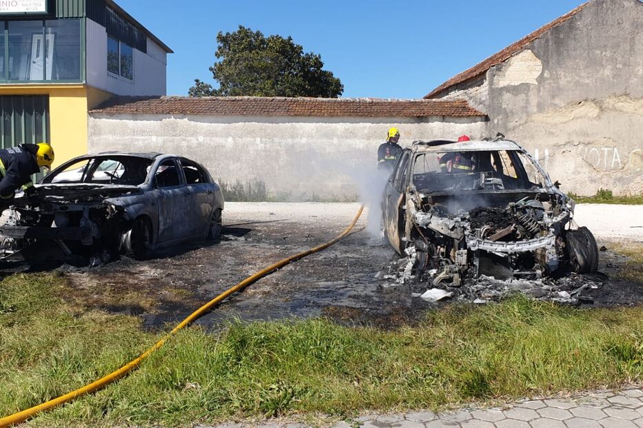 Incêndio consome dois carros em Aveiro