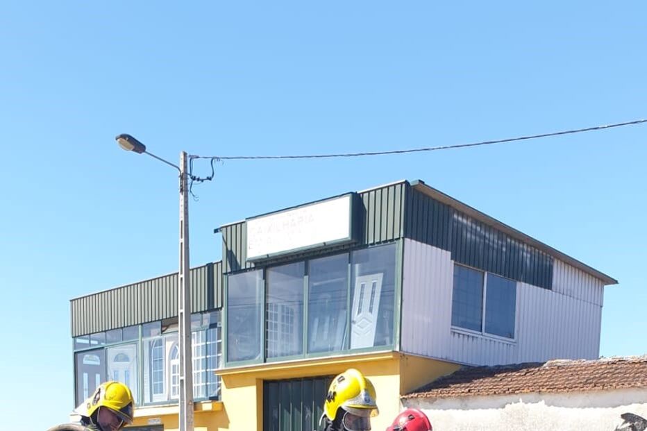 Incêndio consome dois carros em Aveiro