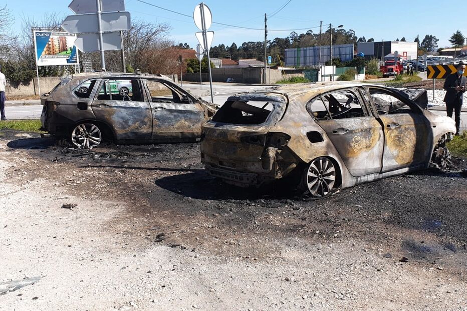 Incêndio consome dois carros em Aveiro