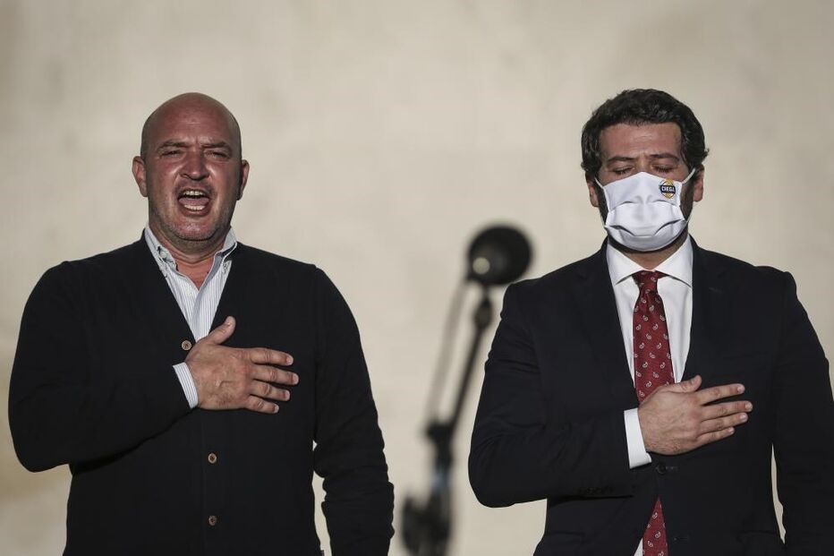 O Presidente do Partido Chega! André Ventura (D), cumprimenta Nuno Graciano (E) após a sua apresentação da candidatura à Câmara Municipal de Lisboa pelo partido Chega!, em Lisboa, 16 de março de 2021