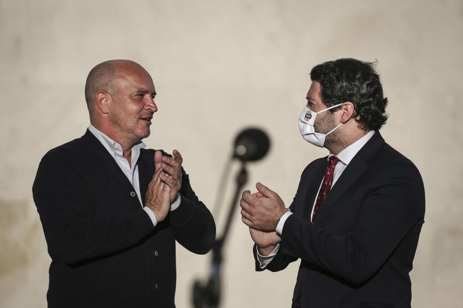 O Presidente do Partido Chega! André Ventura (D), cumprimenta Nuno Graciano (E) após a sua apresentação da candidatura à Câmara Municipal de Lisboa pelo partido Chega!, em Lisboa, 16 de março de 2021