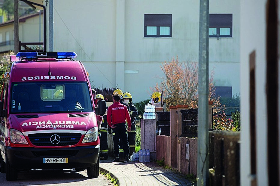 Filho mata pai ao atear fogo a casa e falha fuga em Penacova