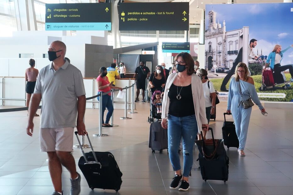 Britânicos terão de fazer testes antes do regresso ao Reino Unido 