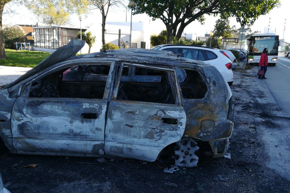 Incêndio destrói dois carros em Aveiro