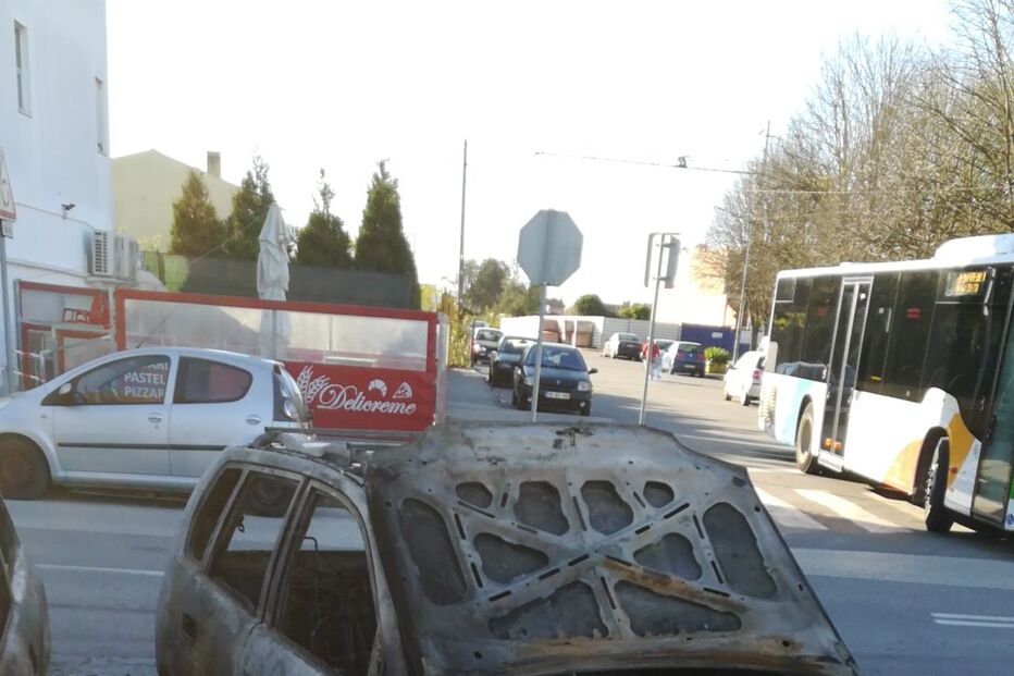 Incêndio destrói dois carros em Aveiro