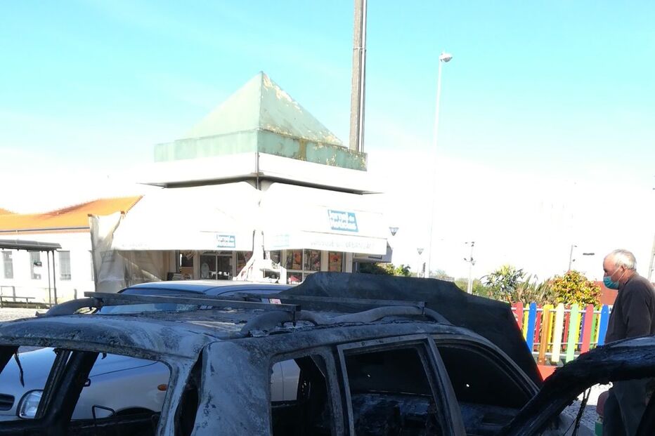 Incêndio destrói dois carros em Aveiro