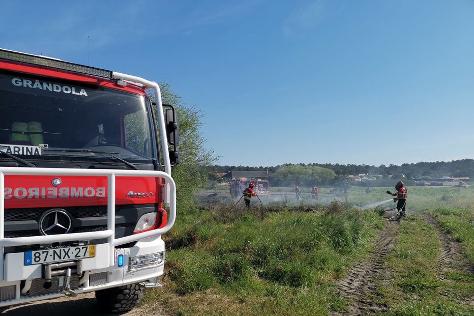 Incêndio consume área de mato no Carvalhal, em Grândola