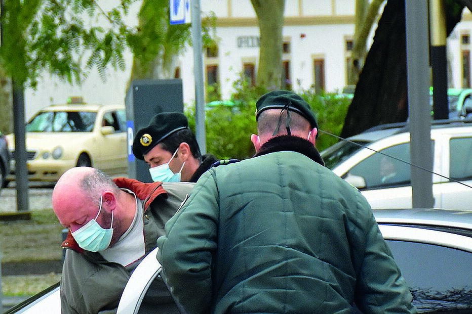 Fernando Gaspar, GNR reformado (a sair do carro), está na cadeia de Tomar   