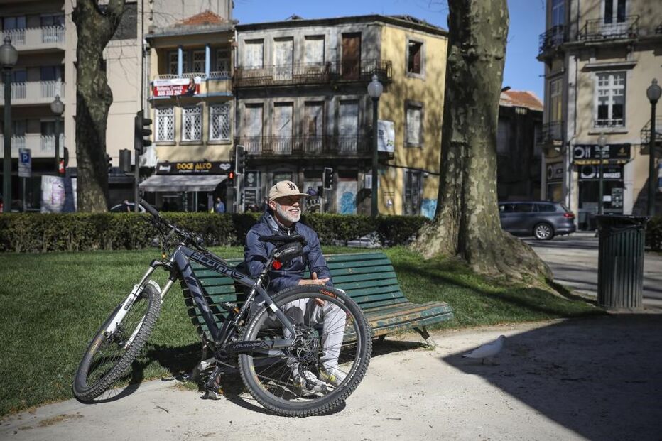 Bancos de jardins do Porto cheios de pessoas a usufruir de sol e liberdade 