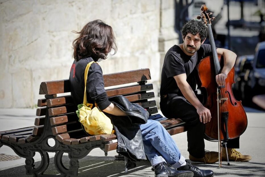 Bancos de jardins do Porto cheios de pessoas a usufruir de sol e liberdade 