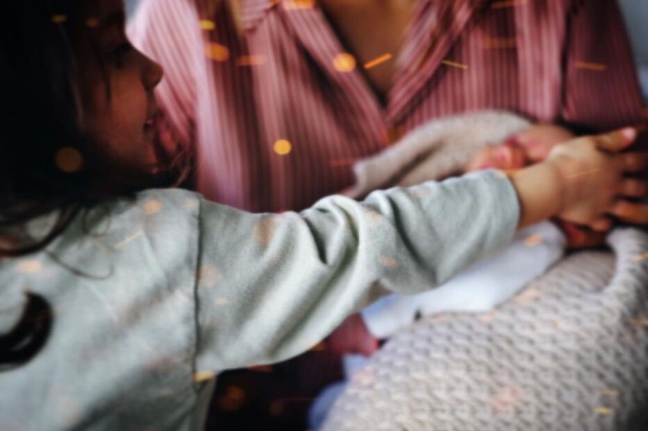 A pequena Inês a conhecer a irmã