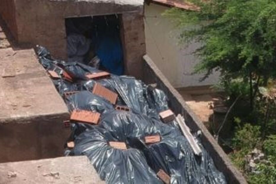 Corpos em decomposição amontoam-se a céu aberto em cemitério no Brasil