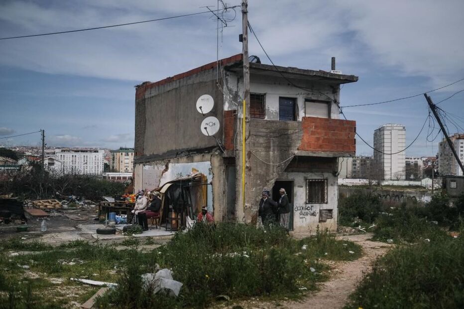 Rodeados de entulho e lixo, Artemiza e Martinho vivem o fim do bairro 6 de Maio na Amadora
