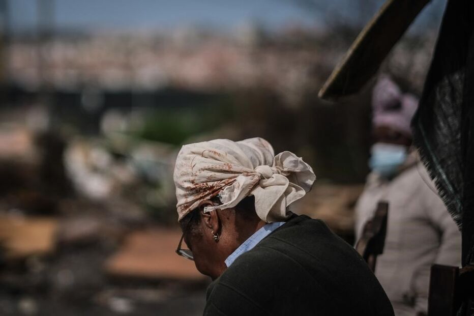 Rodeados de entulho e lixo, Artemiza e Martinho vivem o fim do bairro 6 de Maio na Amadora