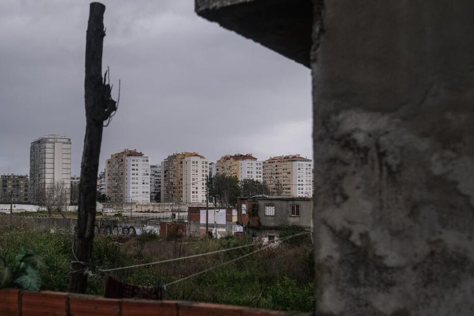 Rodeados de entulho e lixo, Artemiza e Martinho vivem o fim do bairro 6 de Maio na Amadora