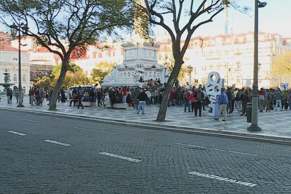 Centenas de pessoas manifestam-se sem máscara no centro de Lisboa contra confinamento