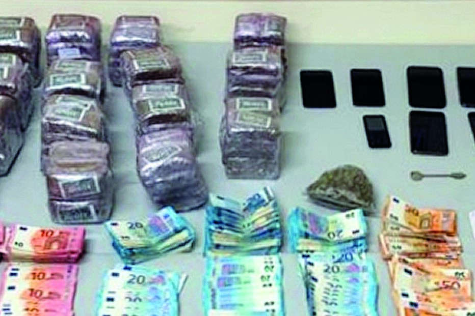 Dinheiro e droga apreendidos pela PSP do Porto ao grupo de traficantes