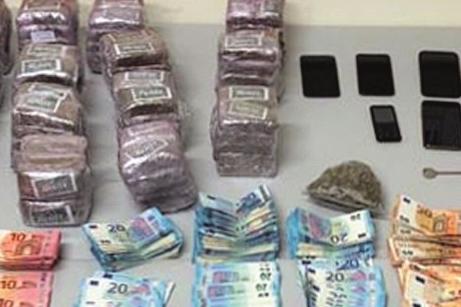 Dinheiro e droga apreendidos pela PSP do Porto ao grupo de traficantes