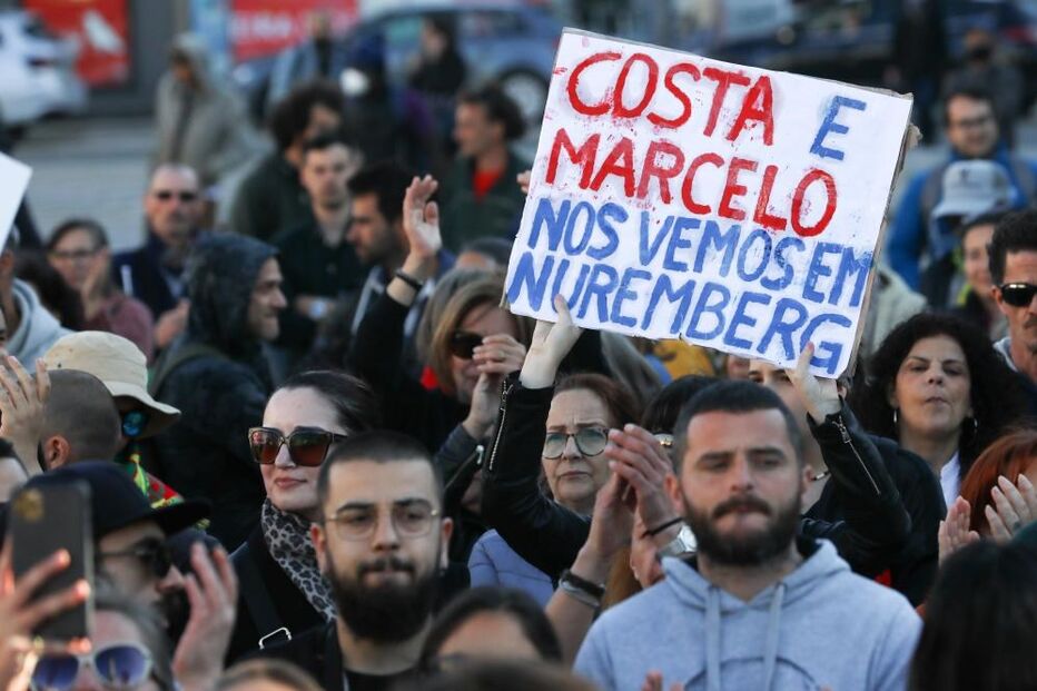Centenas de pessoas manifestam-se sem máscara no centro de Lisboa contra confinamento	
