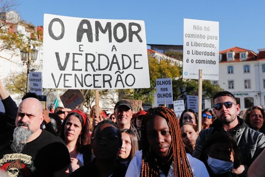 Centenas de pessoas manifestam-se sem máscara no centro de Lisboa contra confinamento	