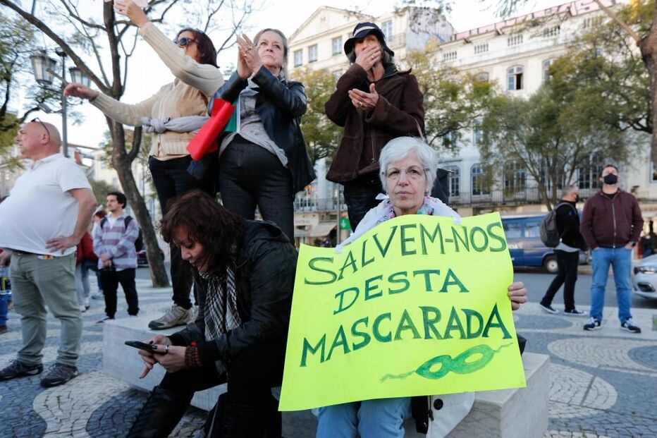 Centenas de pessoas manifestam-se sem máscara no centro de Lisboa contra confinamento	
