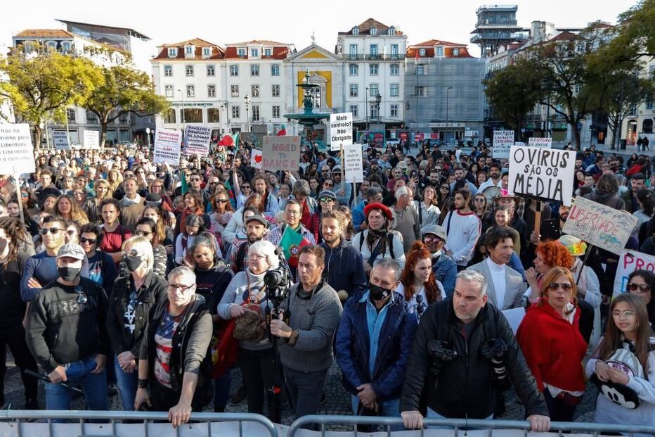 Centenas de pessoas manifestam-se sem máscara no centro de Lisboa contra confinamento	