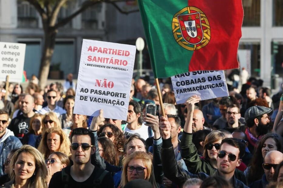 Centenas de pessoas manifestam-se sem máscara no centro de Lisboa contra confinamento	