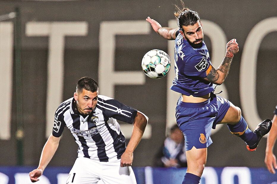Sérgio Oliveira antecipa-se a Pedro Sá, em lance do jogo deste sábado