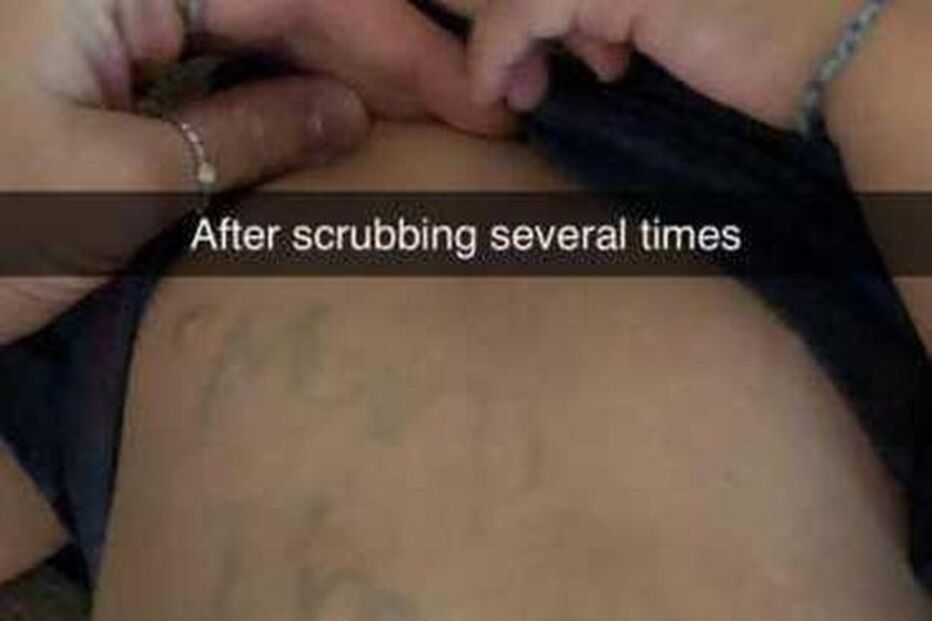 Mulher recebeu mensagem escrita na barriga do filho