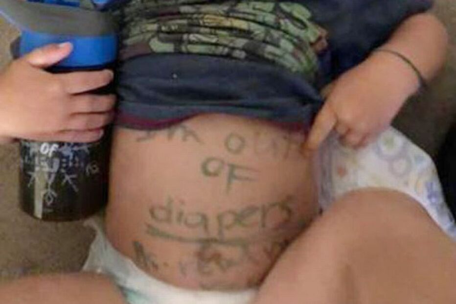 Mulher recebeu mensagem escrita na barriga do filho