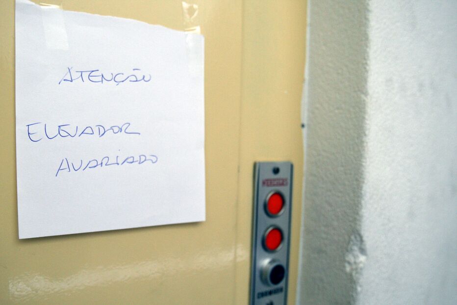 Papel manuscrito colado na porta do elevador, encontrado pela reportagem do CM no dia seguinte ao acidente e ainda antes da câmara o mandar selar 