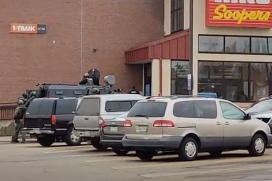 Tiroteio em loja do Colorado, EUA. Atirador em fuga. Veja as imagens em direto