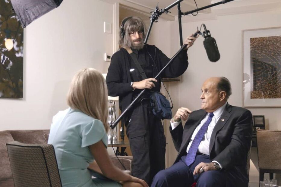 Sacha Baron Cohen em cena com Rudy Giuliani em ‘Borat: O Filme Seguinte’ 