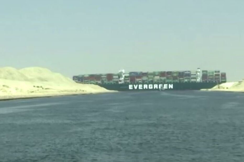 Navio de carga bloqueia Canal do Suez no Egito