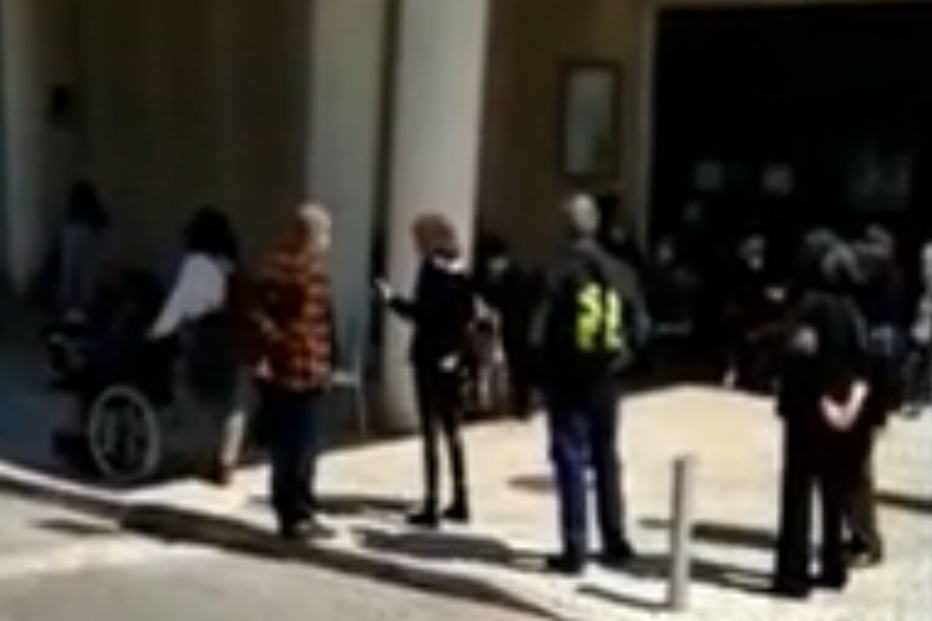 Erro informático causa longas filas para vacinação Covid-19 em Carnaxide