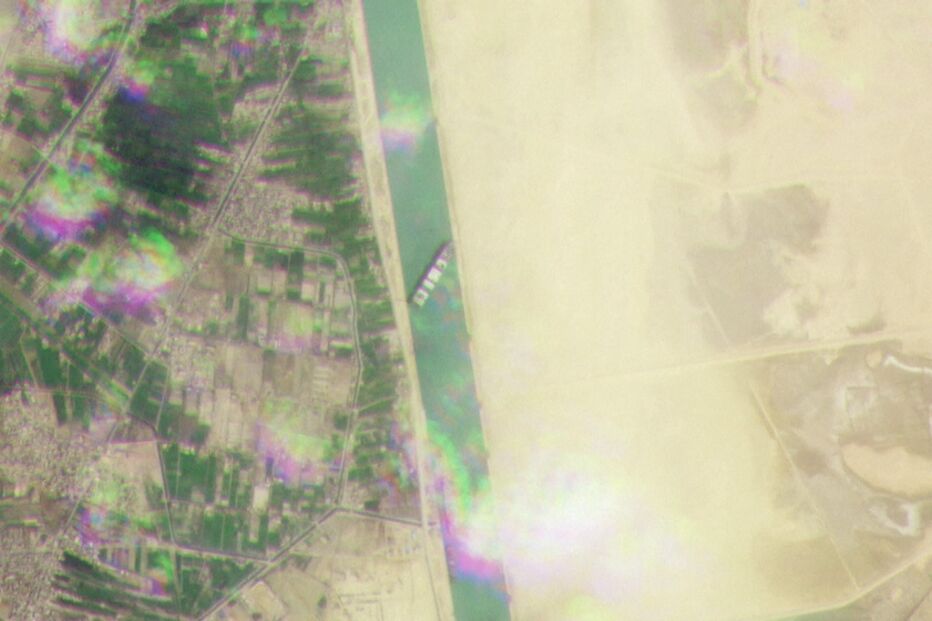 Imagens de satélite mostram porta-contentores preso no Canal Suez no Egito 