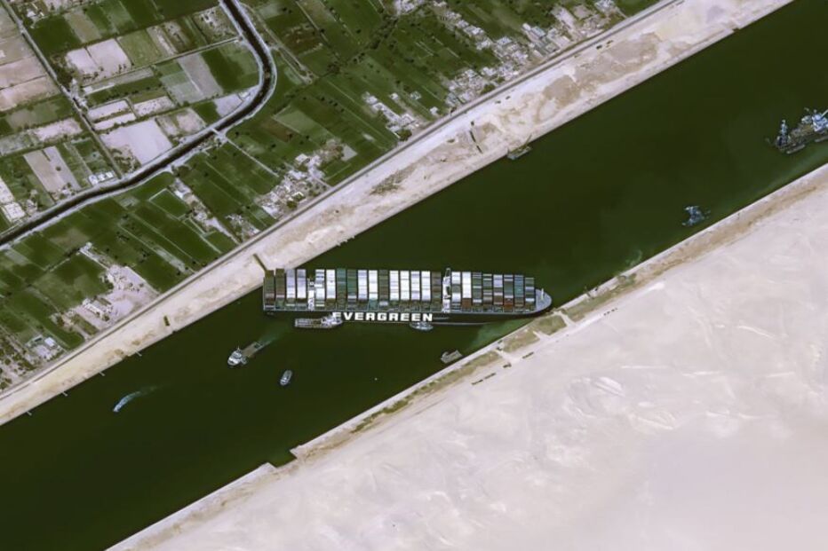 Navio Ever Given encalhado no Canal do Suez