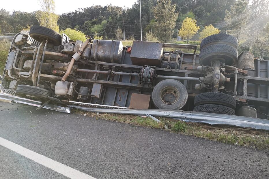 Dois irmão feridos em capotamento aparatoso de camião em Braga