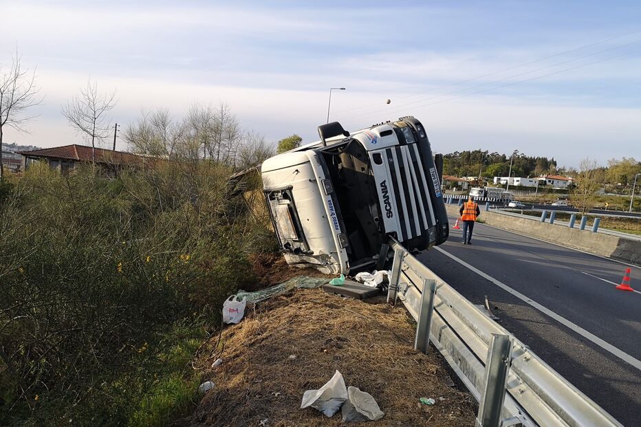Dois irmão feridos em capotamento aparatoso de camião em Braga