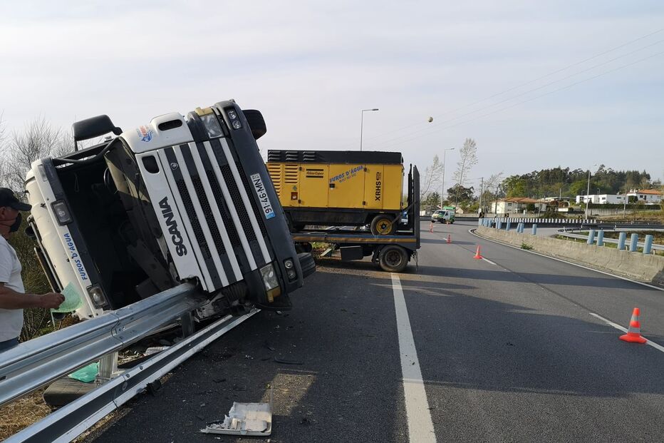 Dois irmão feridos em capotamento aparatoso de camião em Braga