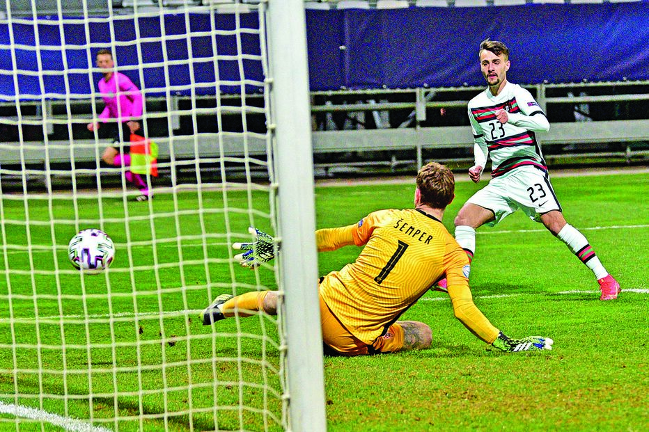Fábio Vieira, minutos depois de ser lançado em jogo, marca o golo decisivo após passe de Dany Mota