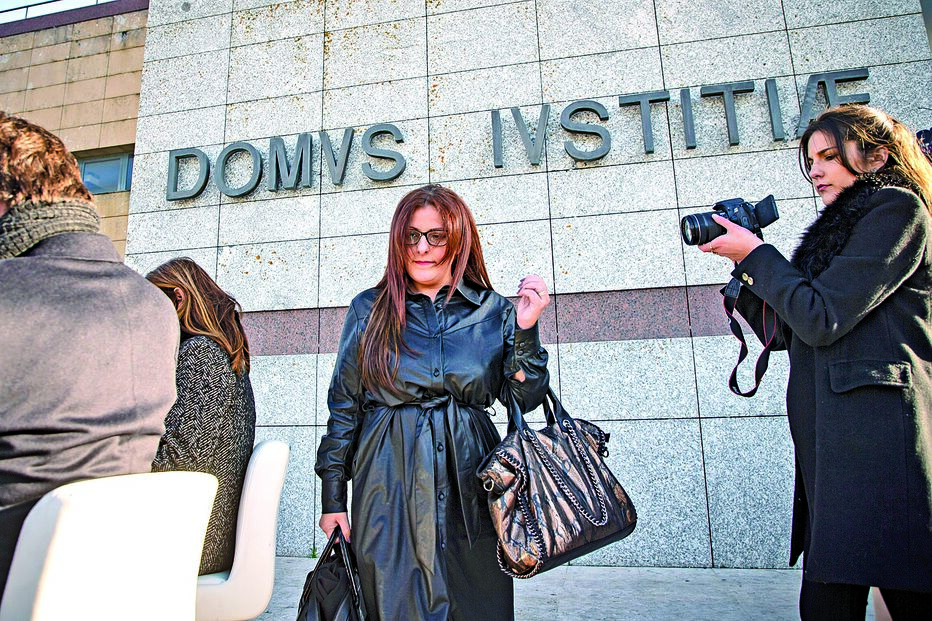 Tânia Reis está acusada de simulação de crime, favorecimento pessoal e posse de arma proibida 