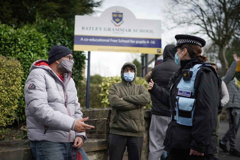 Muçulmanos manifestam-se em frente à escola Batley Grammar