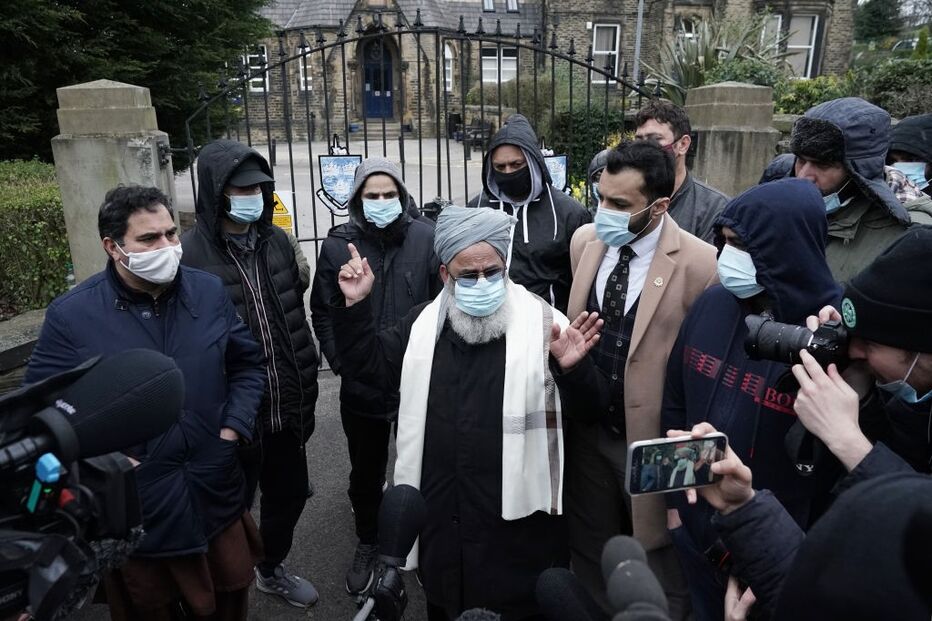 Muçulmanos manifestam-se em frente à escola Batley Grammar
