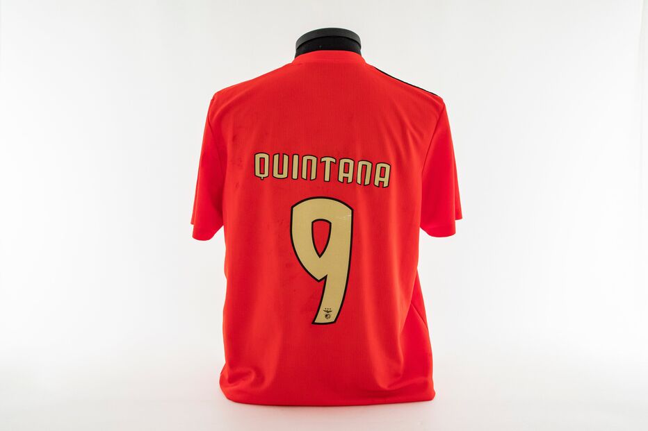 Museu do Benfica guarda camisola de homenagem a Alfredo Quintana