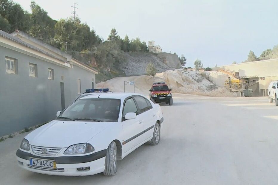 Homem morre esmagado em queda de máquina industrial de 50 toneladas em Alenquer 